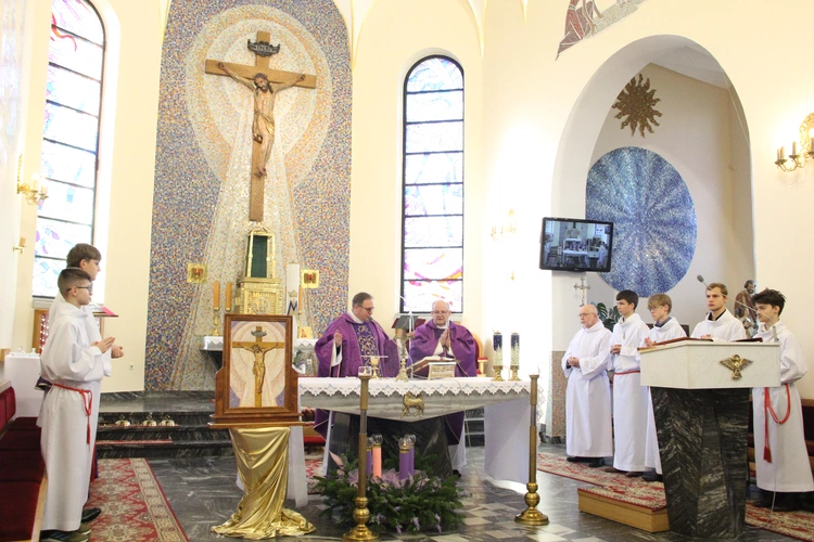 Tarnów-Krzyż. Błogosławieństwo obrazu Chrystusa Ukrzyżowanego