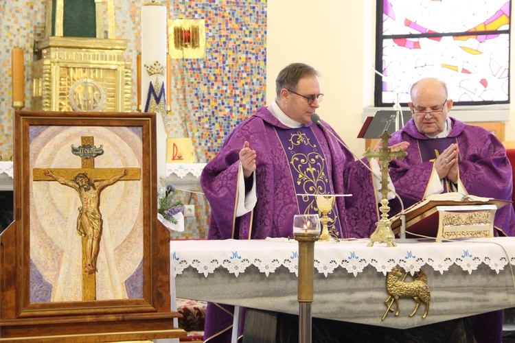 Tarnów-Krzyż. Błogosławieństwo obrazu Chrystusa Ukrzyżowanego