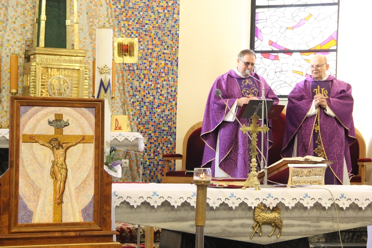 Tarnów-Krzyż. Błogosławieństwo obrazu Chrystusa Ukrzyżowanego