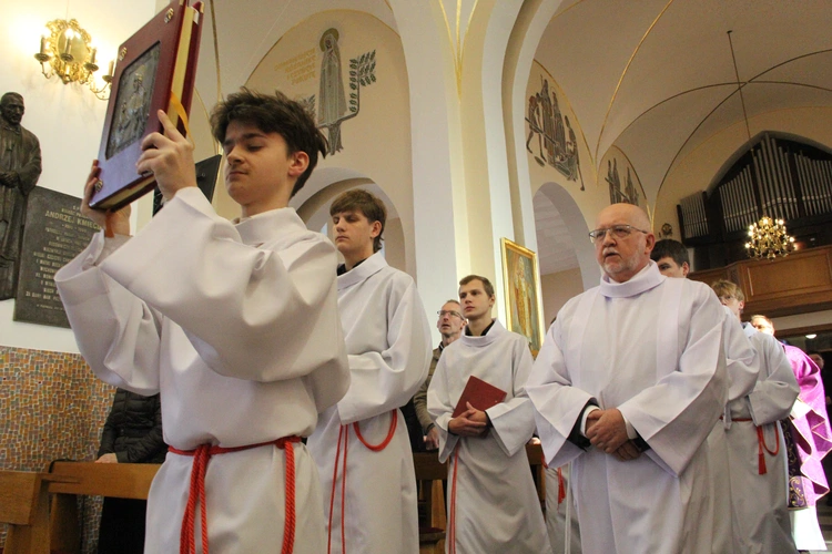 Tarnów-Krzyż. Błogosławieństwo obrazu Chrystusa Ukrzyżowanego