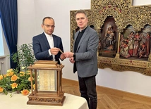 Ks. Tomasz Wojtal, kanclerz kurii metropolitalnej,  i ks. Łukasz Gaweł, proboszcz parafii katedralnej.