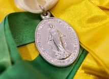 To nie magia! Cudowny medalik to nie katolicki amulet