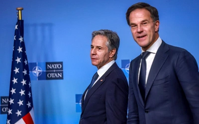 Sekretarz generalny NATO Mark Rutte (po prawej) i sekretarz stanu USA, Antony Blinken