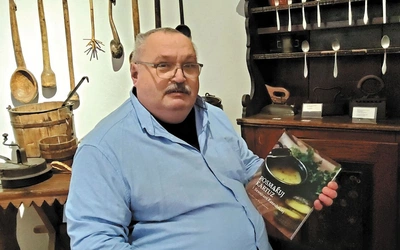 Rafał Nowakowski ze swoją książką o kuchni kaszubskiej.
