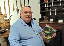 Rafał Nowakowski ze swoją książką o kuchni kaszubskiej.