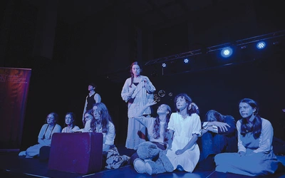 	Lubelski teatr Kropka Po Prostu przedstawił nowatorskie spojrzenie na historię błogosławionej rodziny Ulmów.