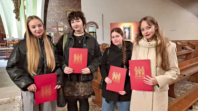 	Animatorki z Pogórza przyjęły uroczyste błogosławieństwo  do swojej posługi.