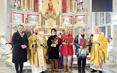 	Tegoroczni nagrodzeni z ks. M. Wróblem (P) i M. Stanowską (L).