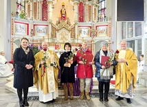 	Tegoroczni nagrodzeni z ks. M. Wróblem (P) i M. Stanowską (L).