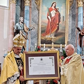 	Bp Roman Pindel i kustosz ks. Jacek Kobiałka prezentują dekret.