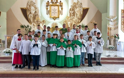 	Uczestnicy pogórskich zajęć z prowadzącymi.