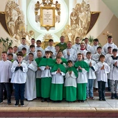 	Uczestnicy pogórskich zajęć z prowadzącymi.