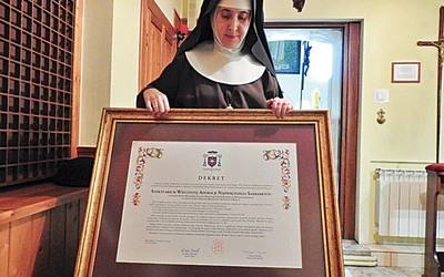 Siostra Rafaela Rapacz z biskupim dekretem.