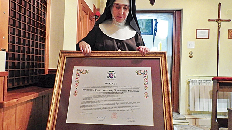 Siostra Rafaela Rapacz z biskupim dekretem.