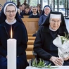 	Jubilatka podczas uroczystości w Sośnicy, z lewej siostra M. Laureta Kobylińska.