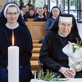 	Jubilatka podczas uroczystości w Sośnicy, z lewej siostra M. Laureta Kobylińska.