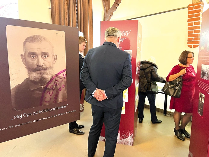 	Ekspozycja to rekwizyty związane z deportacją oraz mobilne kolumny z informacjami na temat historycznego tła wydarzeń roku 1945. Prezentowane są także nagrane wspomnienia świadków tamtych dramatów.
