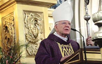 	Hierarcha zachęca też do pielgrzymowania, m.in. do 17 jubileuszowych świątyń wyznaczonych w diecezji.