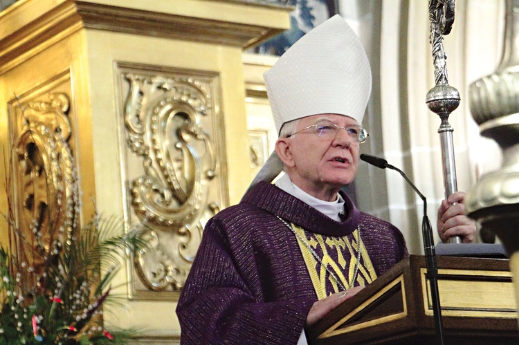 	Hierarcha zachęca też do pielgrzymowania, m.in. do 17 jubileuszowych świątyń wyznaczonych w diecezji.