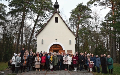 	Uczestnicy spotkania przy sanktuarium na Górze Chełmskiej.