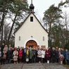 	Uczestnicy spotkania przy sanktuarium na Górze Chełmskiej.