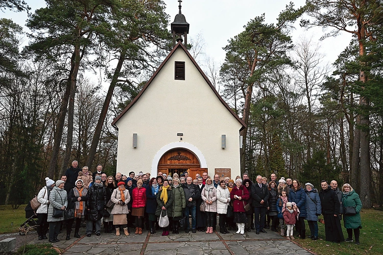 	Uczestnicy spotkania przy sanktuarium na Górze Chełmskiej.