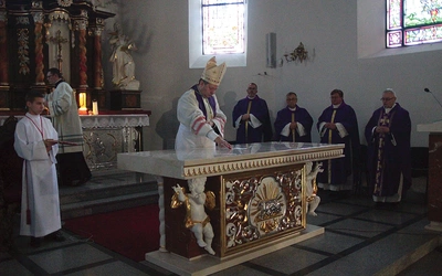 	Podczas obrzędu stół Pański jest namaszczany olejami.