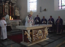 	Podczas obrzędu stół Pański jest namaszczany olejami.