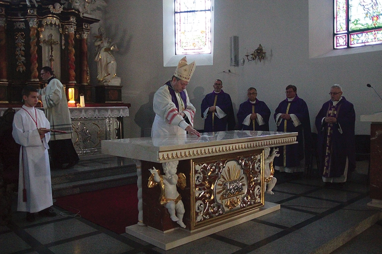 	Podczas obrzędu stół Pański jest namaszczany olejami.