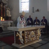 	Podczas obrzędu stół Pański jest namaszczany olejami.