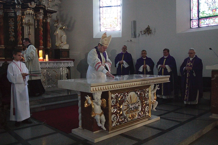 	Podczas obrzędu stół Pański jest namaszczany olejami.