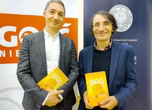 Współautorzy publikacji Piotr Sacha (po lewej) i prof. Jacek Wojtysiak podczas spotkania promocyjnego  na KUL.