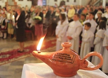 Jubileuszowi towarzyszy hasło „Pielgrzymi nadziei – w drodze do Źródła” oraz płonący symboliczny kaganek.