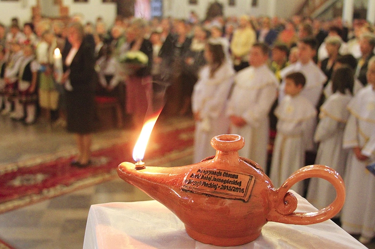 Jubileuszowi towarzyszy hasło „Pielgrzymi nadziei – w drodze do Źródła” oraz płonący symboliczny kaganek.