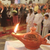 Jubileuszowi towarzyszy hasło „Pielgrzymi nadziei – w drodze do Źródła” oraz płonący symboliczny kaganek.
