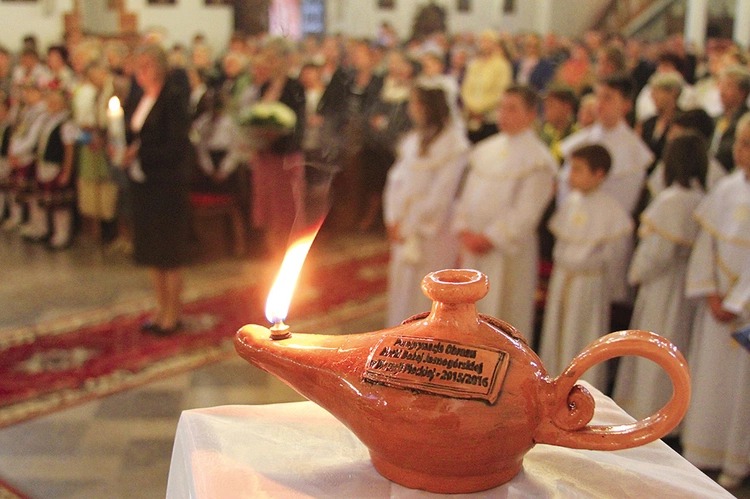 Jubileuszowi towarzyszy hasło „Pielgrzymi nadziei – w drodze do Źródła” oraz płonący symboliczny kaganek.