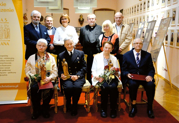 Tegoroczni laureaci w towarzystwie członków kapituły.