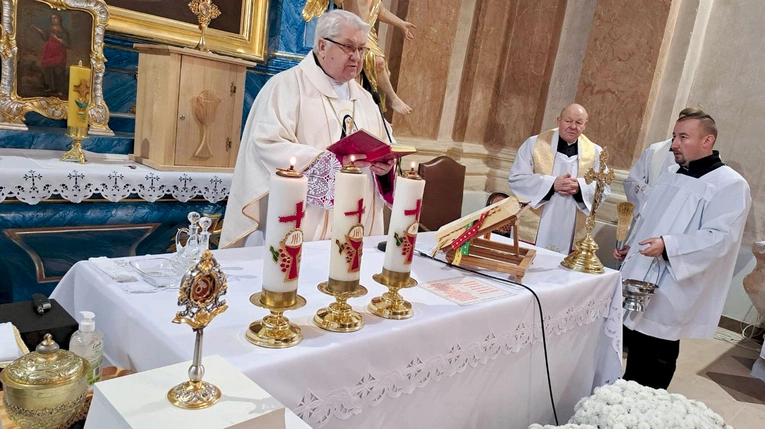 Relikwie patronki spraw trudnych wprowadził do świątyni ks. inf. Stanisław Pindera. Obok proboszcz ks. Stanisław Rożej.