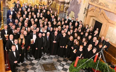 Po występie – wspólne zdjęcie w prezbiterium głogóweckiej kolegiaty.