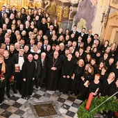 Po występie – wspólne zdjęcie w prezbiterium głogóweckiej kolegiaty.