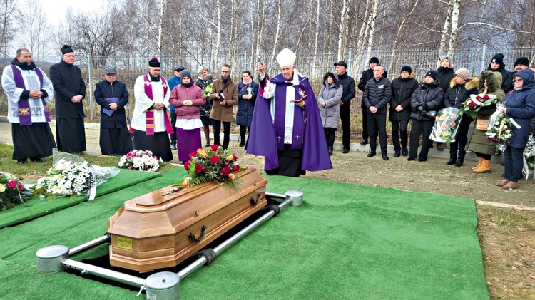 Ceremonii pogrzebowej śp. Mariana Magdy przewodniczył bp Ignacy Dec. 