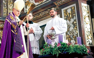 Modlitewne spotkanie rozpoczął obrzęd poświęcenia wieńca.
