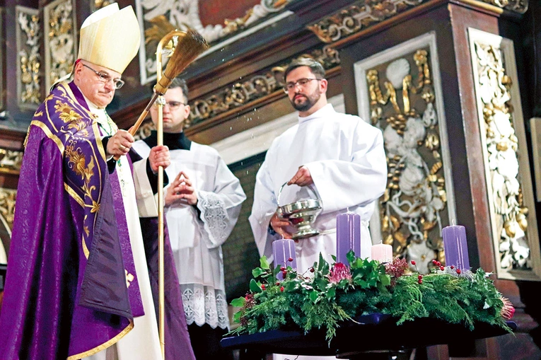 Modlitewne spotkanie rozpoczął obrzęd poświęcenia wieńca.