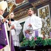 Modlitewne spotkanie rozpoczął obrzęd poświęcenia wieńca.