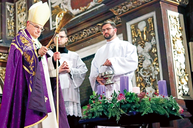 Modlitewne spotkanie rozpoczął obrzęd poświęcenia wieńca.