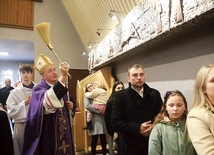 Biskup Andrzej Jeż pobłogosławił odnowione stacje.