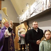 Biskup Andrzej Jeż pobłogosławił odnowione stacje.