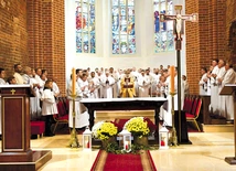 Ponad 100 mężczyzn liturgicznej służby ołtarza to dziś rzadki widok, ale wciąż możliwy. 