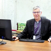 Ks. dr Jerzy Witczak zarządza systemem, który unowocześnia dostęp do ważnych książek.