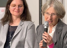 S. Urszula Krajewska i s. Violetta Zając przekonują, że kontemplacja Serca Boga w świecie i Ewangelii pomaga w zaradzaniu nieszczęściu innych ludzi. 